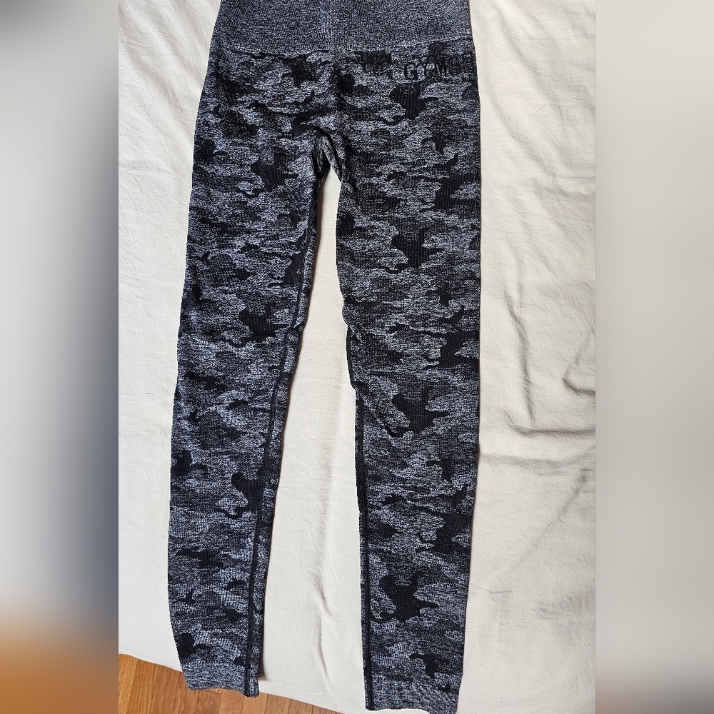 BRAND NEW Grey Camo Gym Shark leggings M